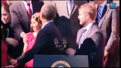 Obama ndërpret konferencën për shtyp: Presidenti SHBA-së, i jep ndihmë një gruaje shtatzënë