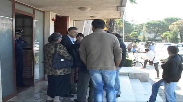 `Të varfërit` mësyjnë bashkinë e Lezhës: Kërkohet ndihma ekonomike. Bashkia: Presim lëvrimin