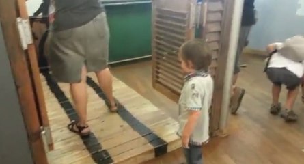 Enfant vs porte de saloon