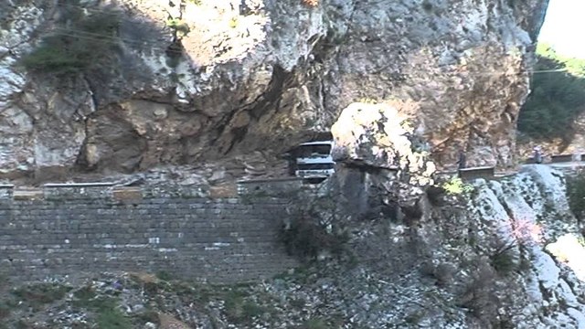 Ndotja e maleve të Krujës, kamionat zbrasin mbeturinat tek Shkëmbi i Vajës