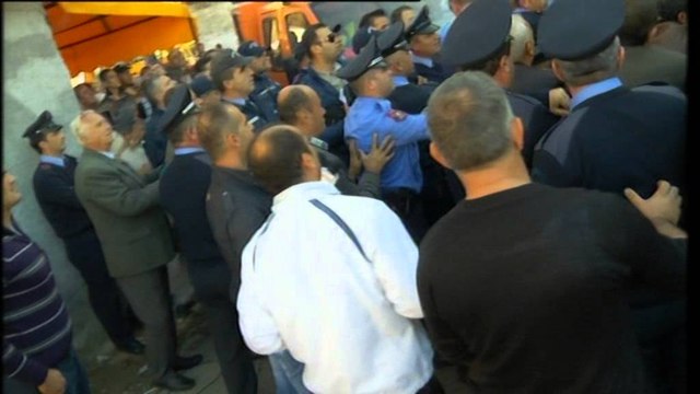 Kombinat, përplasje mes banorëve dhe policisë bashkiake