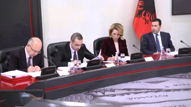 Nishani nuk firmos Aktin e Ramës, kthen mbrapsht aktin për nëpunësin civil