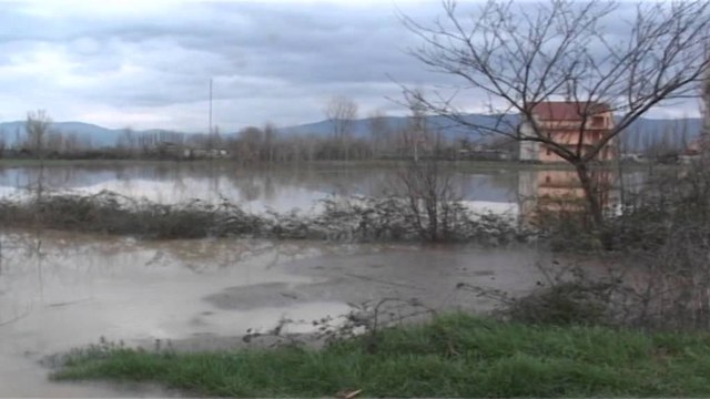 Lezha rrezikon përmbytjet. Problem kanalizimet, mblidhet shtabi i emergjencave