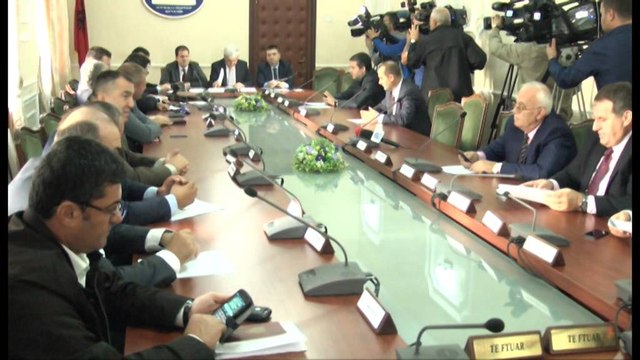 Akti i Nëpunësit Civil në Komisionin e Ligjeve. PS akuzon Presidentin për klientelizëm politik