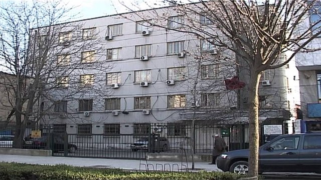 Ambasada e SHBA padi ish-zyrtarit, akuzohet për shitje të vizave amerikane