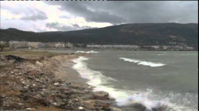Moti i keq paralizon bregdetin jugor. Pezullohen lundrimet në portin e Durrësit e Vlorës