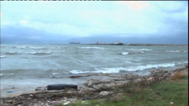 Moti i keq paralizon bregdetin jugor. Pezullohen lundrimet në portin e Durrësit e Vlorës