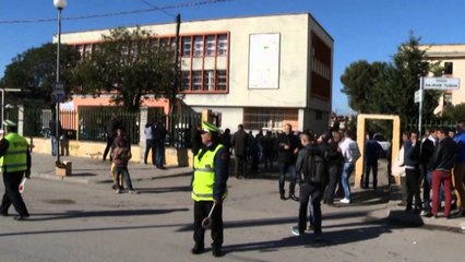 Shkozet, vritet në klasë nga bashkëmoshatari i tij gjimnazisti.Gjendet arma e krimit