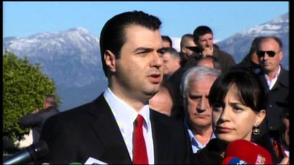 Basha homazhe te varrezat e dëshmorëve. "28 nëntori, një ditë e shënuar për kombin tonë"