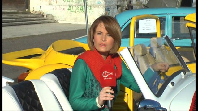 Ekspozohen makina klasike të vjetra. 101 vjetori i pavarësisë, show te sheshi Nënë Tereza