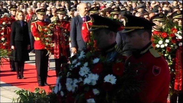 Homazhe te varrezat e dëshmorëve. dita e çlirimit , ceremoni me krerët e shtetit