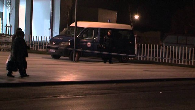 Grabitin në qendrën tregtare, të veshur si babagjysh . Policia gjen makinën që i kishin vënë flakën