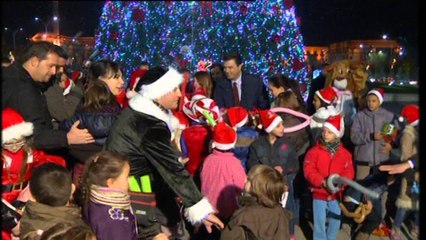 Download Video: Basha ndez pemën për festat e fundvitit. Rikhehet buzëqeshja te dhjetëra fëmijë të `Zyber Hallullit`