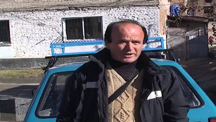 Tregu fruta-perimeve Berat, shitja në mes të baltës dhe pluhurit