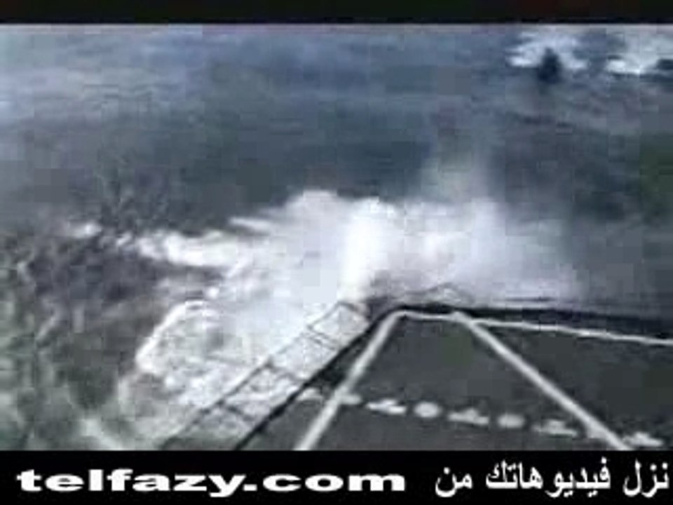 مروحية  تهوي في البحر