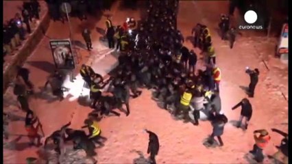 Policia sulmon sheshin "Pavarësia". Ukrainë, përleshje e dhunshme me demostruesit