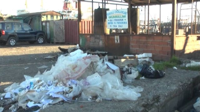 Baseni detar i portit të Durrësit, i ndotur nga mungesa e një landfilli për mbetjet