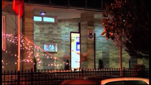 Kreu i bashkisë së Kamzës në qeli, me dy gishta lart për masën e sigurisë