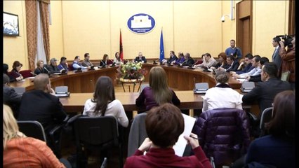 Meta ia "premton" gazetarëve: Gati ndryshimet në rregulloren e Kuvendit