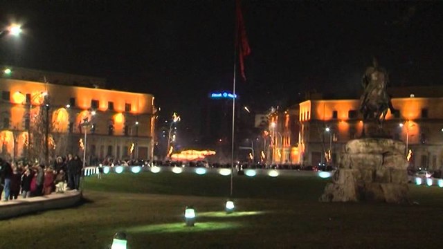 Festohet nata e ndërrimit të viteve. Fishekzjarret dhe atmosfera ndezin kryeqytetin në mesnatë