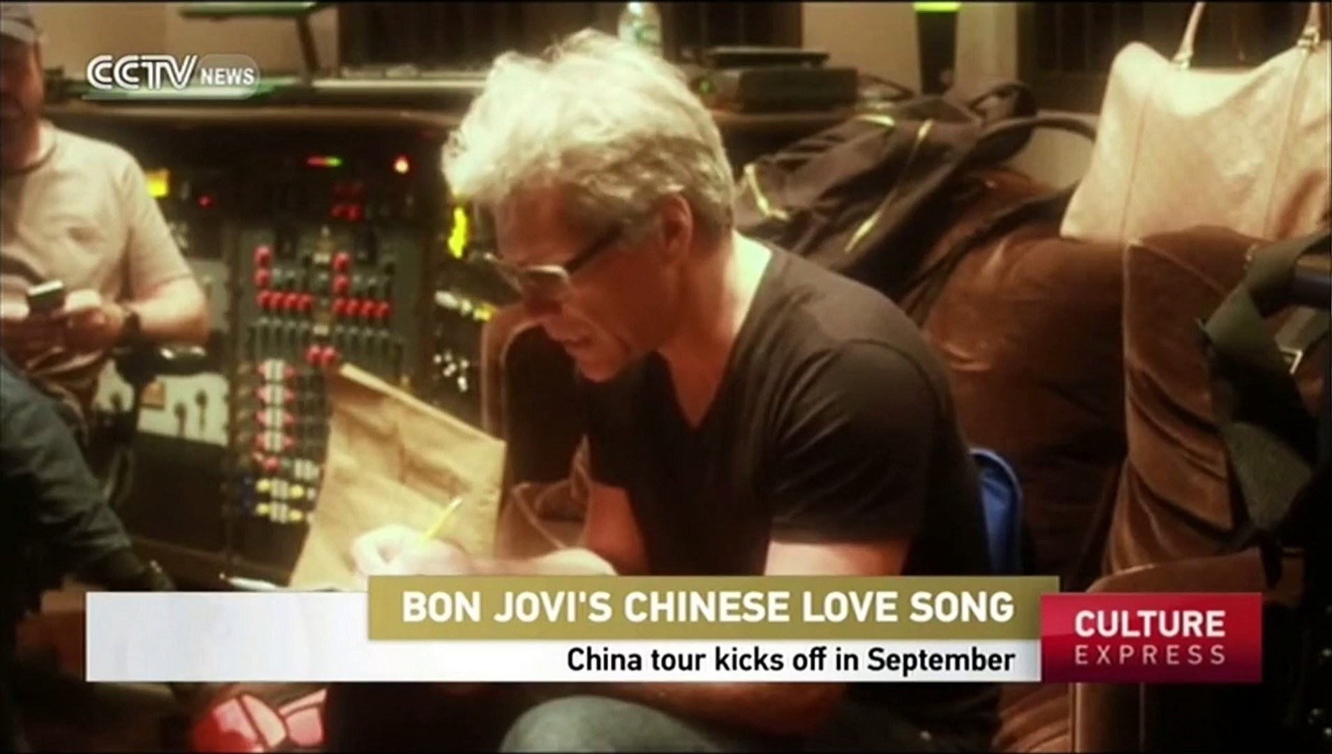 Rock star Bon Jovi sings Chinese classic, The Moon Represents My Heart