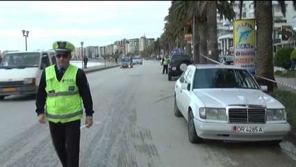 Télécharger la video: Vrasja në Vlorë, policia gjen armën e krimit në koshin e mbeturinave, por jo autorin