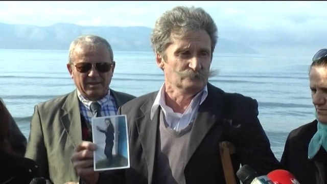 Tragjedia e 9 Janarit, familjarët e viktimave ceremoni në brigjet e Vlorës