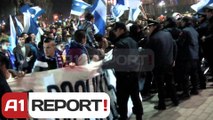 A1 Report - Tifozet e Tiranes proteste para Bashkise: Basha prishe ekipin