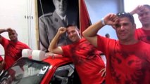 Të rinjtë shqiptarë çudisin në SHBA, garë me makina BMW me foton e Enver Hoxhës