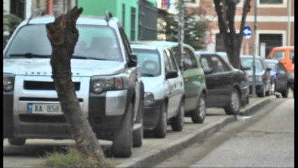 Télécharger la video: Makthi i drejtuesve të mjeteve. Parkimi në kryeqytet, shqetësim i pazgjidhur