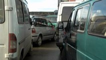 Korçë, drejtuesit e furgonëve në protestë. Bllokohet edhe stacioni i linjës Korçë-Tiranë