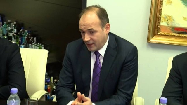 Ministri i jashtëm i Kosovës në Ora News. Hoxhaj pritet nga presidenti i televizionit, Ylli Ndroqi