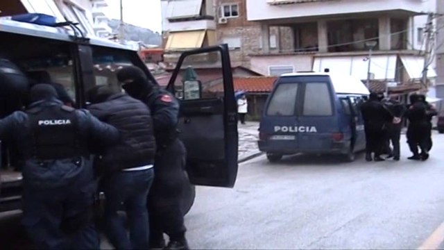Zbulohet policia brënda në shtëpi, thyen traun e doganës, bazë me armë në banesë