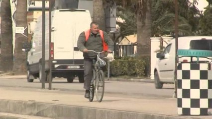 Télécharger la video: Pezullohen lundrimet në Vlorë, kapiteneria në gatishmëri,shkak moti i keq