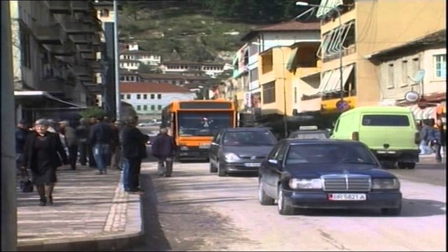 Shërbimi urban në Berat, qytetarët: Mjetet pa higjenë, nuk respektojnë orarin
