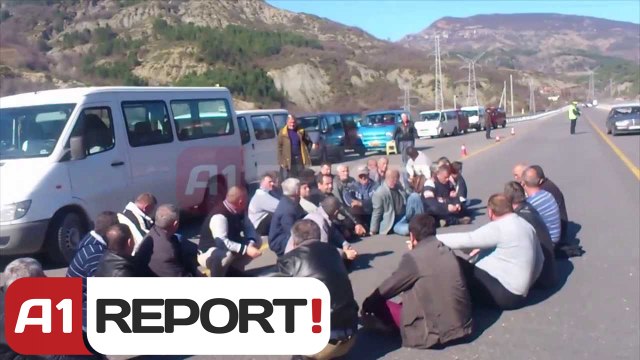 A1 Report - Protesta e furgonëve në ditën e 12-të në Elbasan bllokojnë rrugën