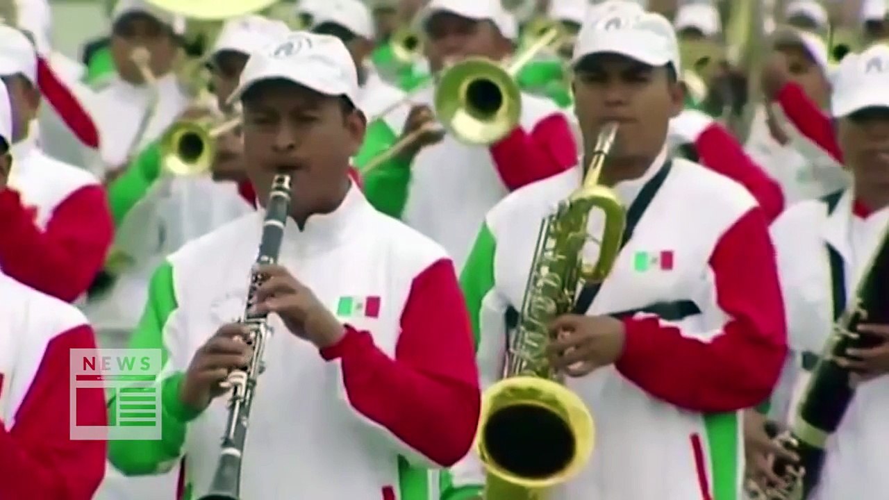(Banda de Guerra Militar Mexicana interpreta "El Serrucho" en desfile )