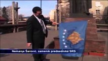Zyrtari serb djeg flamurin e Kosovës. 