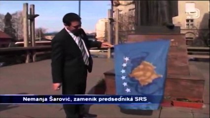 Скачать видео: Zyrtari serb djeg flamurin e Kosovës. 