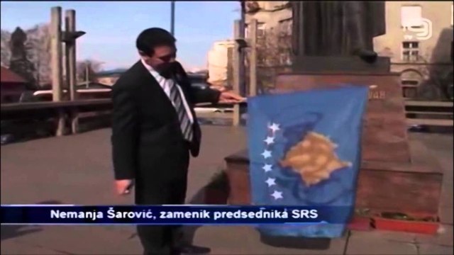 Zyrtari serb djeg flamurin e Kosovës. Do ta pastrojmë Serbinë nga leckat pa vlerë