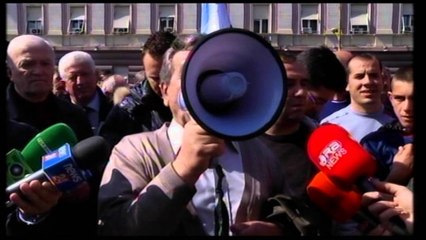 Protesta para Kryeministrisë, drejtuesit e furgonëve bashkohen me të shkarkuarit