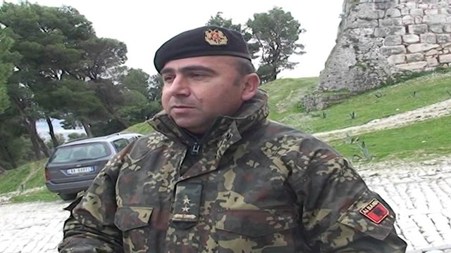 Ushtria pushton kalanë e Beratit, aksion për ta pastruar nga mbetjet urbane