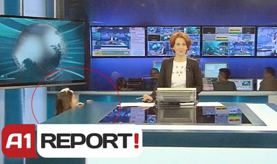 Oopssss, çfare do kjo vajze e vogel ne studio?!