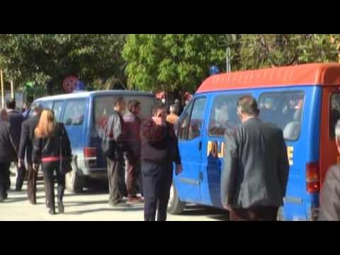 Fier, lirohen trotuaret, inspektorët e Bashkisë i rikthejnë hapësirat qytetarëve