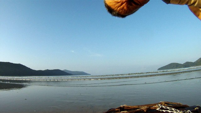 Navegação em reciclados, garrafas PET, nas praias as praias de Ubatuba, Brasil