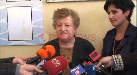 Shoqata e të Larguarve nga Administrate proteston përpara godinës ku punonte Brunilda Meka