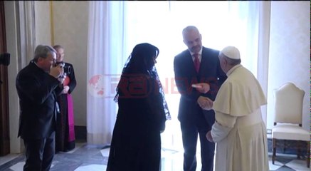 Papa Françesku bekon fëmijën e Edi dhe Linda Ramës
