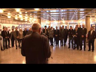 Lajme - Ekspozitë me fotografi të shkatrrimeve nga lufta