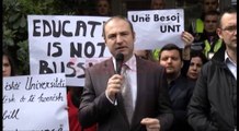 Deputetë PD në protestën e studentëve të Universitetit Ndërkombëtar