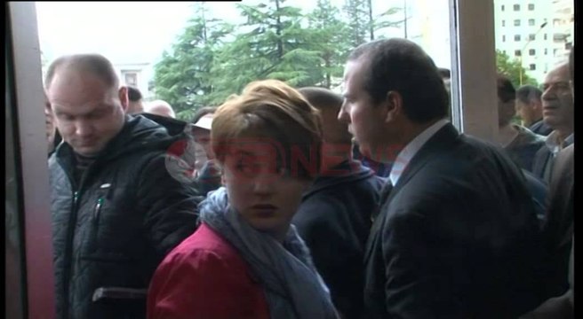 Një përfaqësi e të shkarkuarve nxirren me forcë nga Panairi, ku është Rama